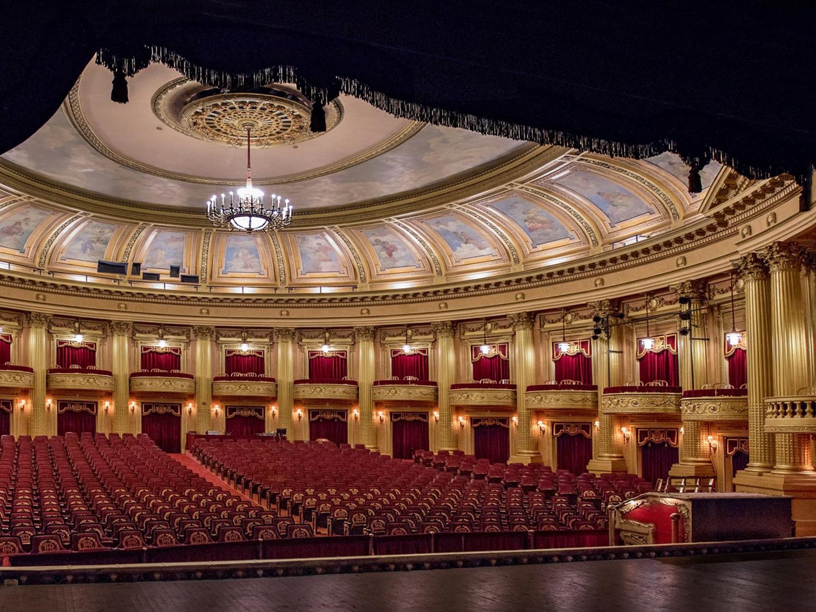 Al ringling view from stage