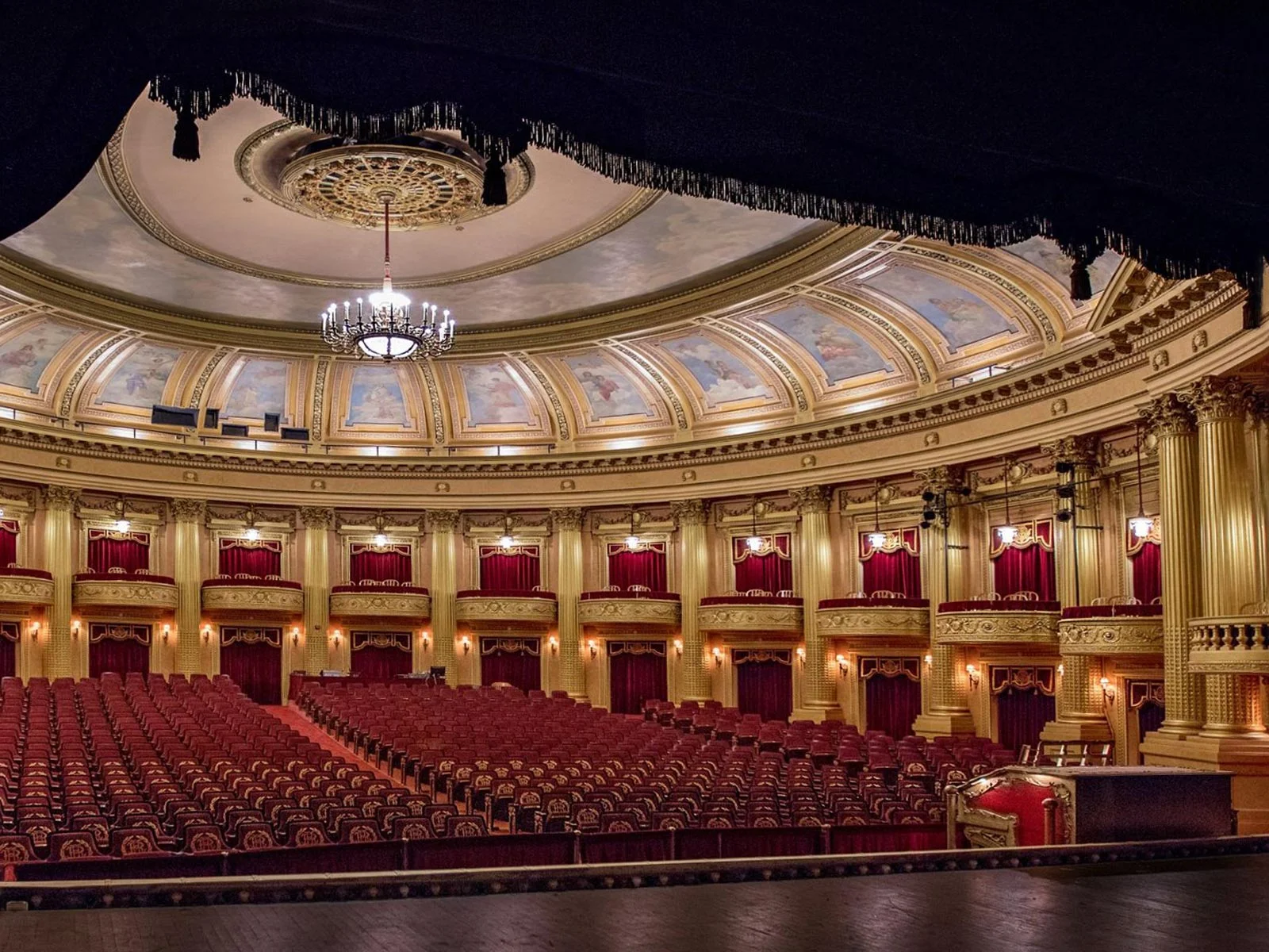 Al ringling view from stage